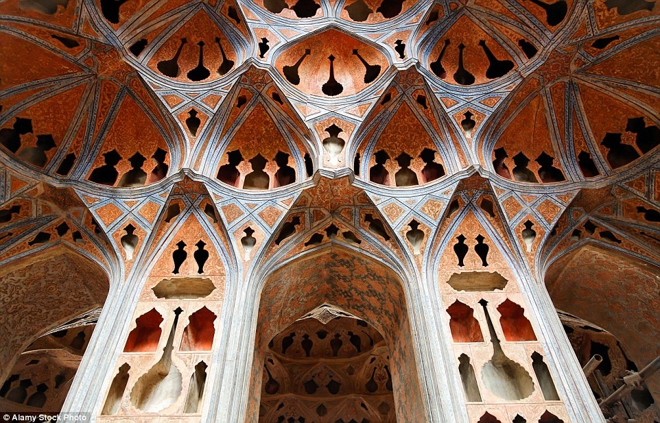 Cung điện Ali Qapu được xây dựng vào đầu thế kỷ 17 với những nét kiến trúc đặc trưng được đánh giá là sẽ thu hút một lượng khách đáng kể.