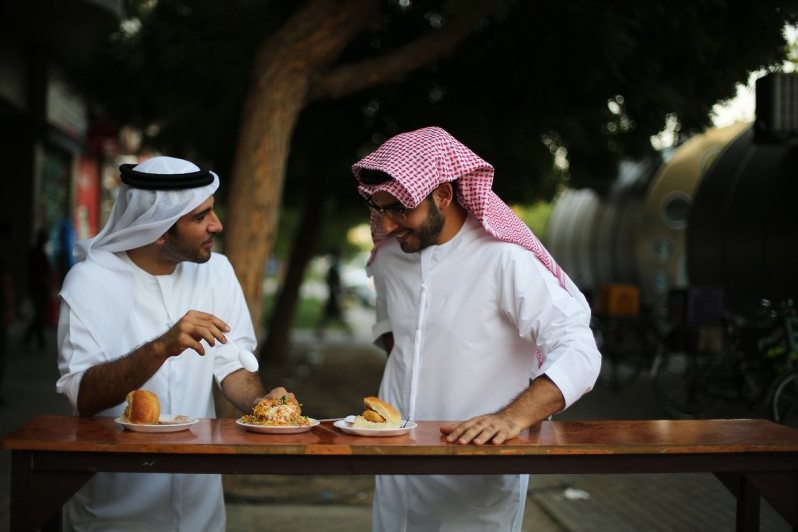 Đi chợ ở Deira: Đây là khu vực có vẻ đẹp như trong cổ tích ở Dubai, với nhiều khu chợ độc đáo như chợ vàng, chợ vải, chợ gia vị, chợ hương liệu, chợ cá, chợ hoa quả... Du khách sẽ có cơ hội chụp nhiều bức ảnh đẹp như mơ, mua quà lưu niệm giá rẻ và đắm mình vào cuộc sống địa phương. Bạn có thể kết thúc một ngày tuyệt vời bằng bữa tối ở một trong các nhà hàng gần mặt nước. Ảnh: Maverickbird.