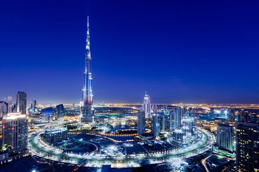 Tham quan tòa tháp cao nhất thế giới: Từ đài quan sát ở tầng 124 của Burj Khalifa, du khách sẽ được chiêm ngưỡng toàn cảnh Dubai, nhất là vào ban đêm, khi cả thành phố bừng sáng lộng lẫy. Giá vé lên đây khá đắt khi mua tại cửa, khoảng 400 AED (hơn 2,4 triệu đồng), nhưng bạn chỉ phải trả 125 AED (750.000 đồng) nếu đặt trước qua mạng. Ảnh: Travelingmyself.
