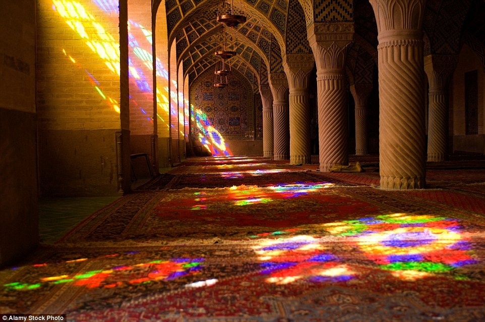 Ánh nắng xuyên qua những cửa sổ kính của thánh đường Nasir-ol-Molk ở Shiraz tạo màu sắc kỳ ảo trong sảnh cầu nguyện.
