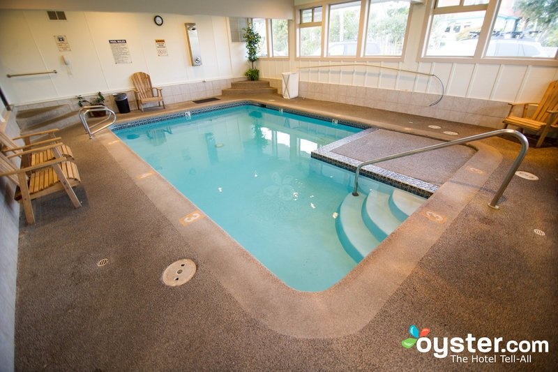 Đời thực: Du khách chỉ có thể lội bì bõm ở bể bơi còn nhỏ hơn cả bồn tắm nước nóng này.