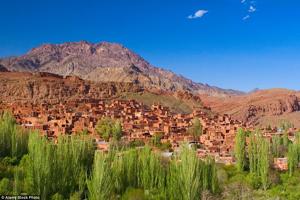 Báu vật của ngôi làng Abyaneh gần Kashan là kiến trúc của những ngôi nhà gạch bùn với ban công gỗ và cửa được trang trí tỉ mỉ.