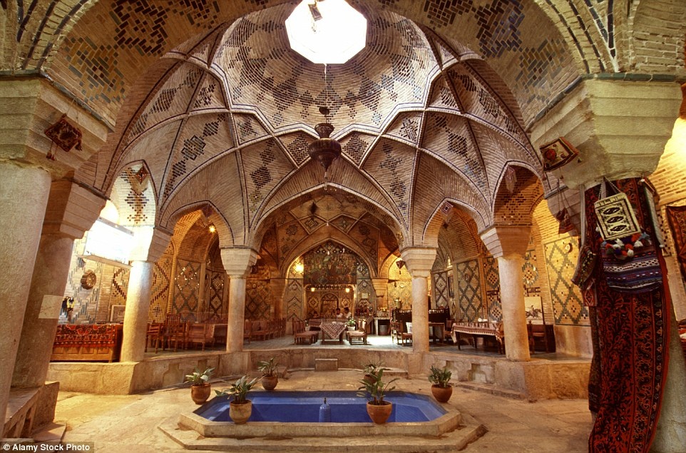 Một quán trà truyền thống với bể bơi và nội thất cầu kỳ, nơi du khách có thể tránh nắng và thưởng thức trà cùng các món ăn ngon.