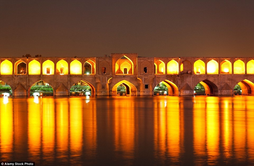 Các du khách cần xin visa trước khi vào Iran.