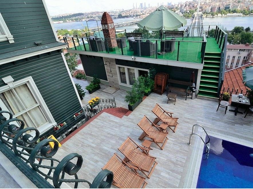 Ảnh: Hẳn ai cũng muốn được nằm dài tắm nắng cạnh bể bơi của khách sạn Hayriye Hanim Konagi tại Istanbul, Thổ Nhĩ Kỳ.