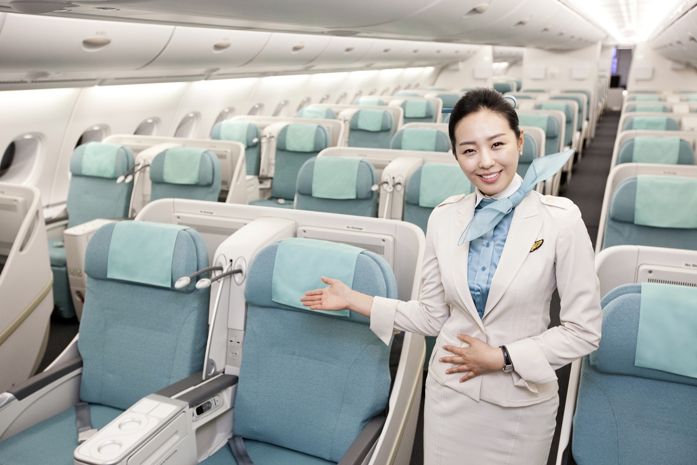 7. Korean Air (79.499 lượt bình chọn): Ngay cả những dịch vụ cơ bản nhất của Korean Air cũng có chất lượng vượt trội so với các hãng khác. Hành khách ở khoang phổ thông được thưởng thức món cơm trộn kiểu Hàn nóng sốt và trà cao cấp. Hãng có riêng một trang trại trên đảo Jeju để đảm bảo mọi nguyên liệu đều được nuôi trồng theo kiểu hữu cơ. Ảnh: Runwaygirlnetwork.