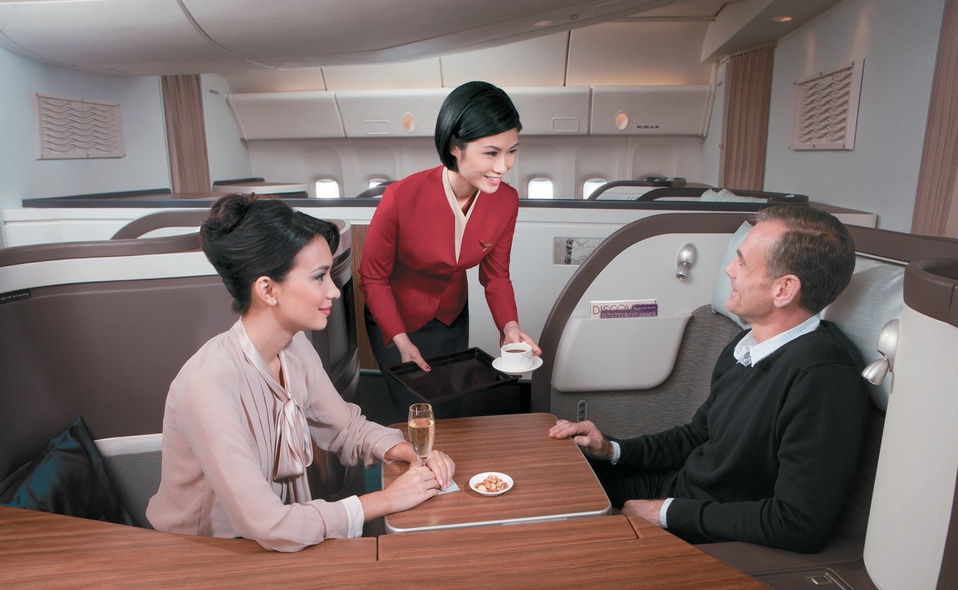 10. Cathay Pacific (78.376 lượt bình chọn): Trên các chuyến bay dài của hãng Cathay Pacific, hành khách sẽ có cảm giác như đang ở trong một khách sạn nhỏ: khách hạng phổ thông được chào đón với một cốc champagne và khăn nóng, khách hạng thương gia có ghế ngả ra thành giường. Ngoài ra, hãng còn có hơn 100 bộ phim với hàng chục ngôn ngữ để du khách giải trí.