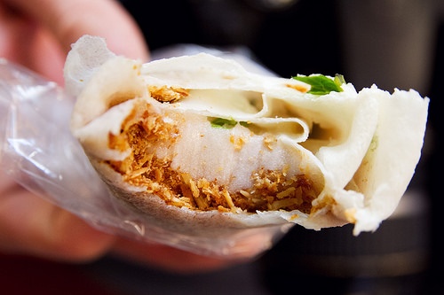 Ngoài ra, du khách có thể thưởng thức một món “kem cuốn” khác, với một lớp bánh, lạc giã nhỏ và... rau mùi. Ảnh: Roboppy/Flickr.