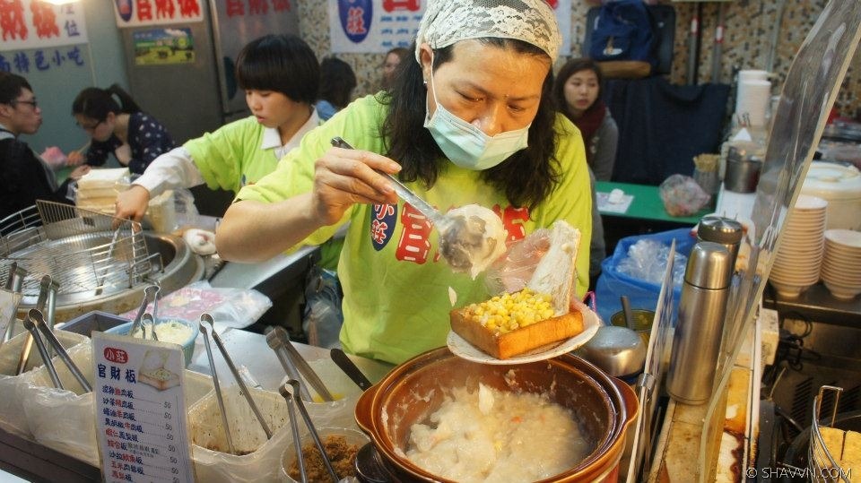 Bạn sẽ có nhiều loại nhân để lựa chọn như gà hay bò. Vị ngọt của bánh mì kết hợp với vị đậm đà của nhân thịt khiến ngay cả các du khách khó tính nhất cũng phải hài lòng. Ảnh: Shavvn.