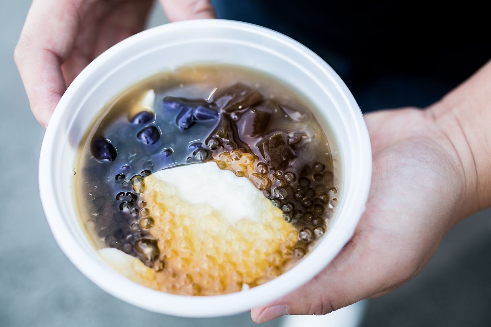 Tào phớ: Được coi là món tráng miệng hay món ăn vặt, tào phớ có nhiều loại và nhiều cách chế biến tùy từng hàng. Tào phớ mềm, vừa miệng, được thêm nhiều thứ như hoa quả, khoai môn và đậu đỏ. Ảnh: Maryinvancity.