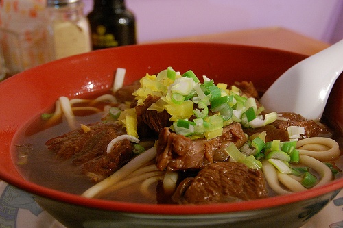 Mì tươi được trần nước nóng, sau đó cho nước dùng có màu đậm, thêm chút rau thơm và thịt bò. Ảnh: Myseveralworlds.