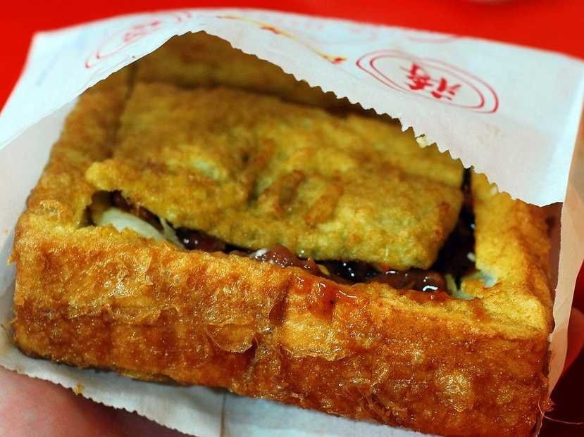 Bánh mì quan tài: Có cái tên khá lạ nhưng bánh mì quan tài chinh phục du khách bởi hương vị thơm ngon. Người bán lấy hết ruột một miếng bánh mì vuông dày và cho nhân vào. Bạn có thể mua món này ở các quầy hàng vỉa hè hoặc ở các chợ đêm.