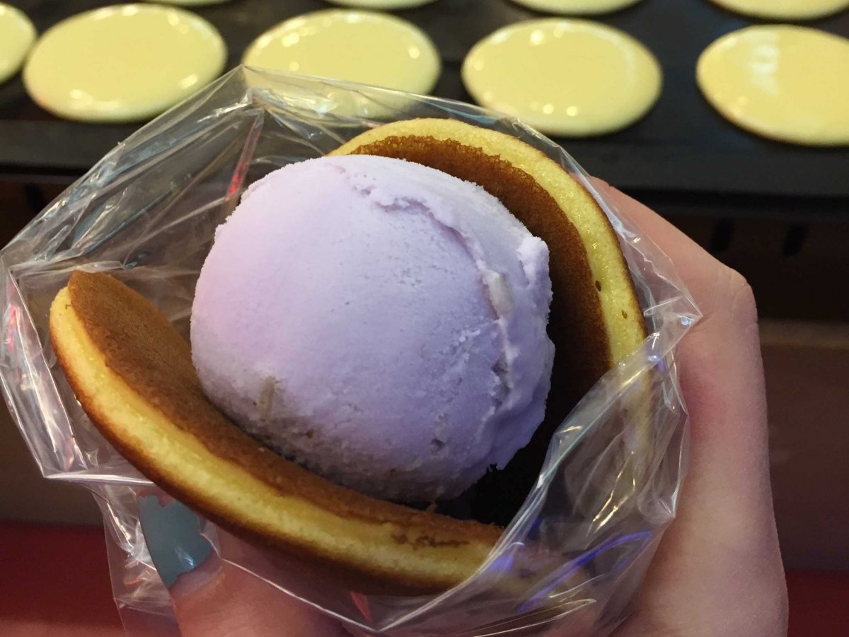 Dorayaki kem lạnh: Món ăn này lấy cảm hứng từ bánh dorayaki của Nhật, nhưng thay nhân đậu đỏ hay chocolate bằng kem tươi. Cả bánh và kem đều không quá ngọt, dễ ăn mà không ngấy.