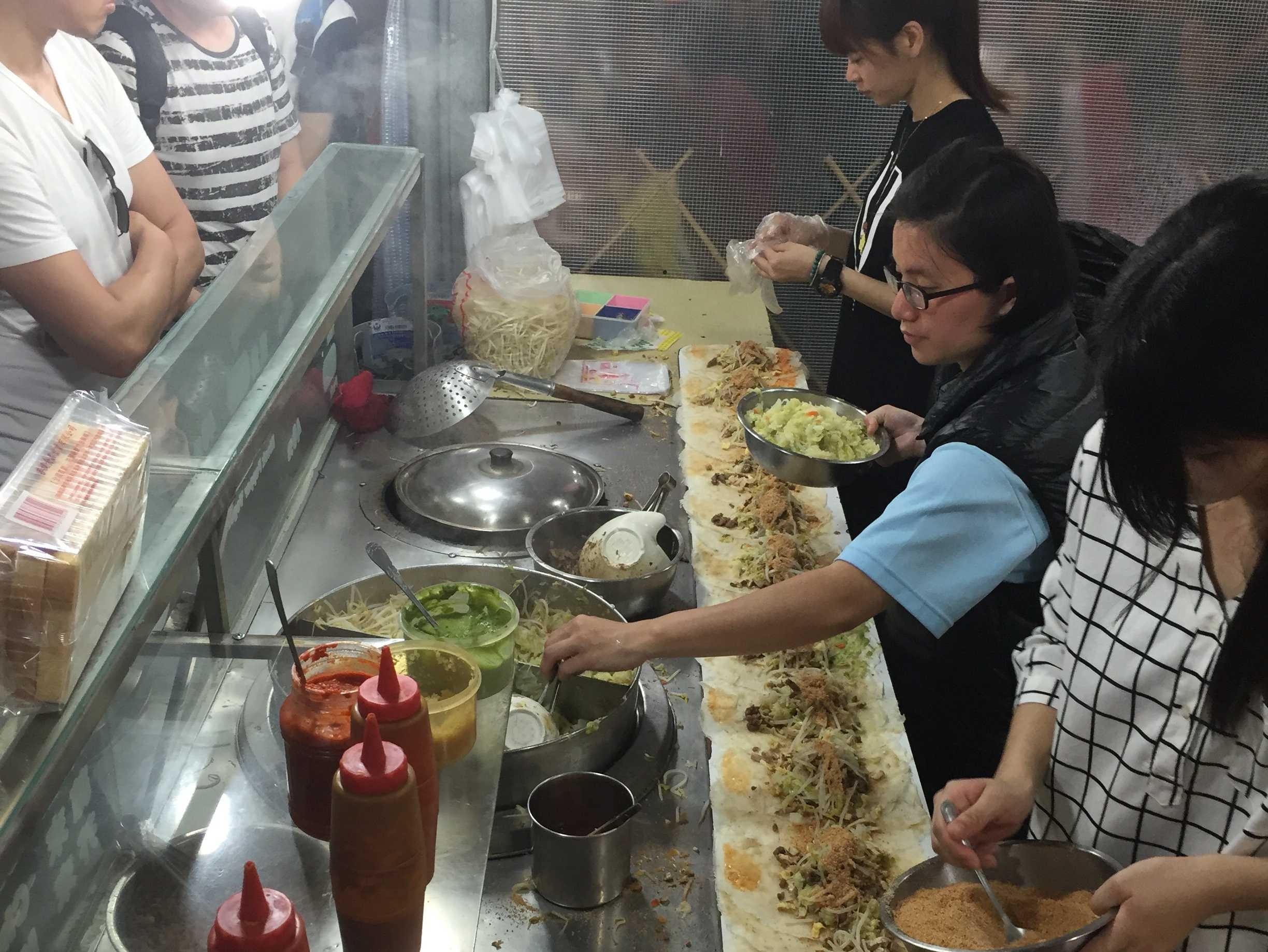 Món cuốn Bei Gang: Du khách có thể chọn loại thịt và rau mình thích để người bán cuộn lại. Bánh có nhiều loại nhân như thịt bò, thịt lợn, kèm các gia vị như mù tạt, tỏi, tương ớt hay cà ri.