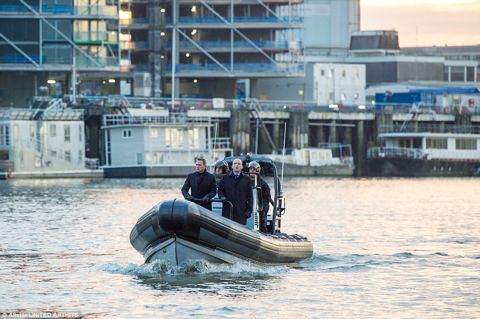 Anh: Sau khi chu du những địa điểm nóng nhất, lạnh nhất, xa xôi và lãng mạn nhất thế giới, James Bond không thể không trở lại London.