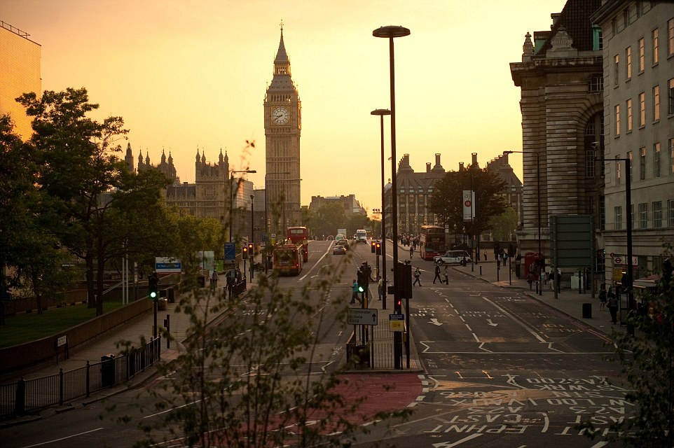 Các cảnh quay được thực hiện ở sông  Thames, Notting Hill, Camden, phía trong tòa thị chính London, vườn Covent, cầu Westminster, tháp Big Ben, cầu Vauxhall, cầu Millennium và điện Blenheim.