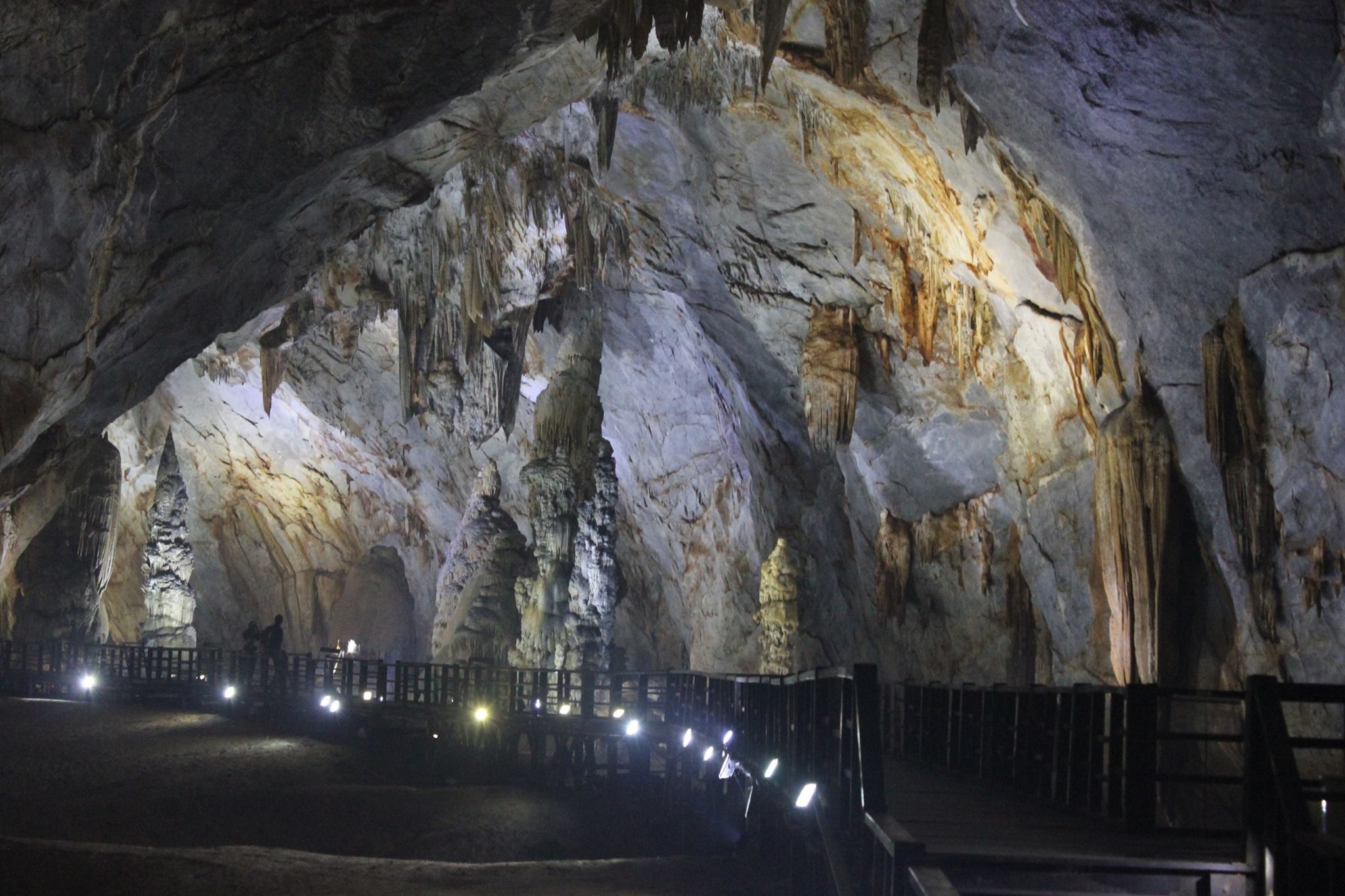 Được biết đến là mê cung tráng lệ trong lòng đất và là hang động khô dài nhất Châu Á với chiều dài khoảng 31km, chỗ rộng nhất lên đến 150 mét, chiều cao từ đáy lên động khoảng 80 mét. Động thiên đường là hang động mang vẻ đẹp lung linh kỳ ảo nhất thế giới với tổ hợp măng đá, thạch nhũ tuyệt đẹp hiếm có khiến không ít du khách phải trầm trồ khen ngợi.