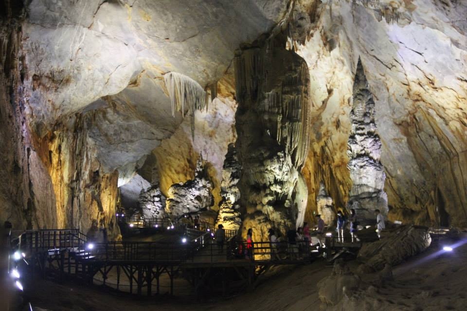 Tọa lạc tại xã Sơn Trạch, huyện Bố Trạch, Quảng Bình, cách trung tâm du lịch Phong Nha khoảng 25km về hướng Tây Bắc, nằm ở km 16 thuộc nhánh Tây của đường mòn Hồ Chí Minh, động Thiên Đường ẩn mình trong lòng di sản thiên nhiên thế giới vườn Quốc gia Phong Nha Kẻ Bàng.