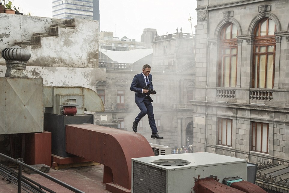 Mexico: “Spectre” mở đầu với cảnh Bond nhảy qua các mái nhà của Zocalo, với trực thăng bay phía trên.