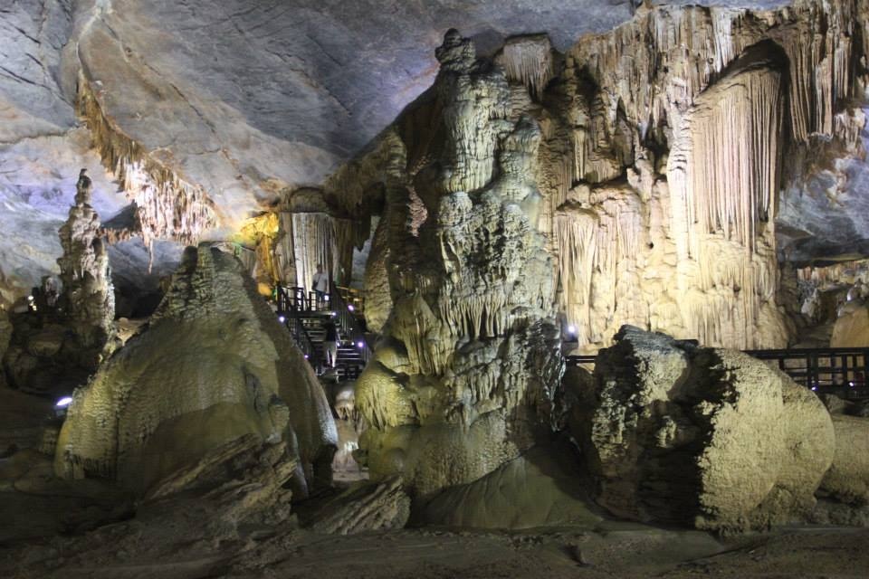 Hành trình đến tham quan động Thiên Đường, du khách sẽ được trung chuyển bằng xe điện từ bãi đậu xe, đi qua con đường bê tông ngoằn ngoèo uốn lượn trong khu rừng xanh biếc một màu với những tán cây cổ thụ hàng trăm năm tuổi, dãy núi đá vôi trùng điệp hiện ra hai bên đường. Đến dưới chân của hang động, bạn sẽ phải đi qua 524 bậc thang để đến cửa động.