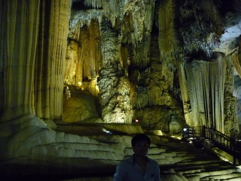 Ngôi nhà sàn thiết kế nằm lơ lửng ngay trước cửa hang động thuận tiện cho du khách nghỉ mệt sau quãng thời gian đi bộ trên những bậc thang từ dưới lên hay sau hành trình khám phá, thưởng ngoạn bên trong hang động. Ở đây, có bản đồ hướng dẫn du khách đi lại và luôn được hướng dẫn viên túc trực, chỉ dẫn nhiệt tình. Các dịch vụ như ca nhạc, thức ăn, đồ uống có sẵn ở đây cho du khách lựa chọn.