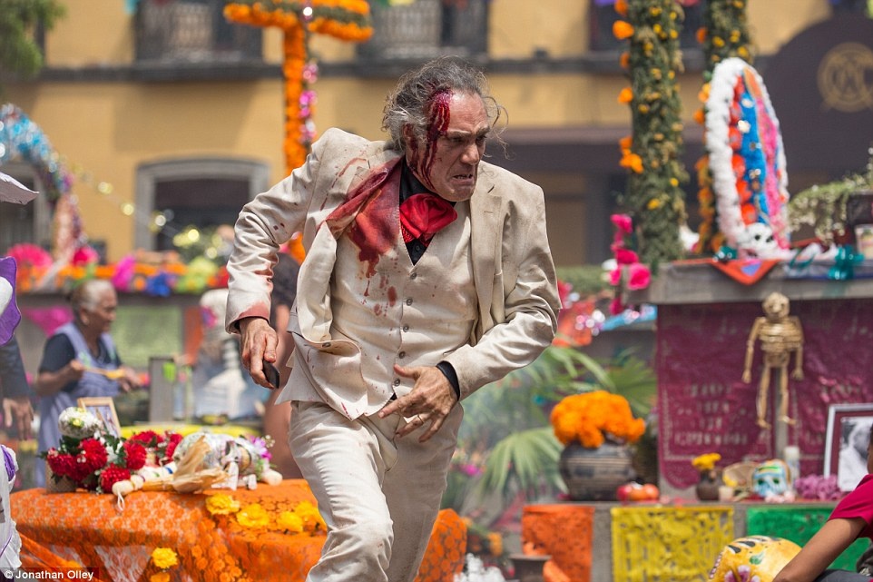 Nhà sản xuất Barbara Broccoli cho biết: “Ngày của người chết nhắc cho khán giả nhớ một bộ phim James Bond có thể đặt được điều gì. Chúng ta sẽ được ở giữa một thành phố xa lạ với hàng nghìn người khoác trên mình trang phục lộng lẫy và một đội đóng thế đẳng cấp thế giới thực hiện những cảnh quay ngoạn mục”.