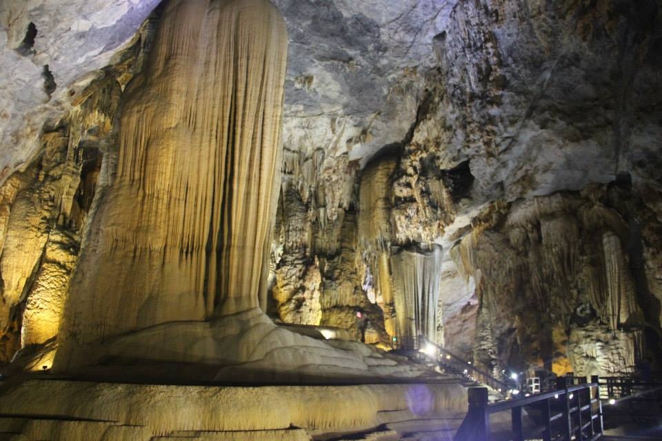 Cửa hang động khá nhỏ chỉ vừa đủ cho hai người xuống. Đứng trên cửa hang nhìn xuống, động Thiên Đường hiện ra lung linh huyền ảo như một mê cung với hệ thống ánh sáng đèn mờ phản chiếu lấp lánh cùng ánh sáng tự nhiên phát ra từ các khối đá thạch nhũ trông tuyệt đẹp như một bức tranh nguyên thủy mang nét điêu khắc kỳ ảo đến mê hoặc khiến du khách ngỡ ngàng như đang đứng trước cung điện xa hoa tráng lệ.