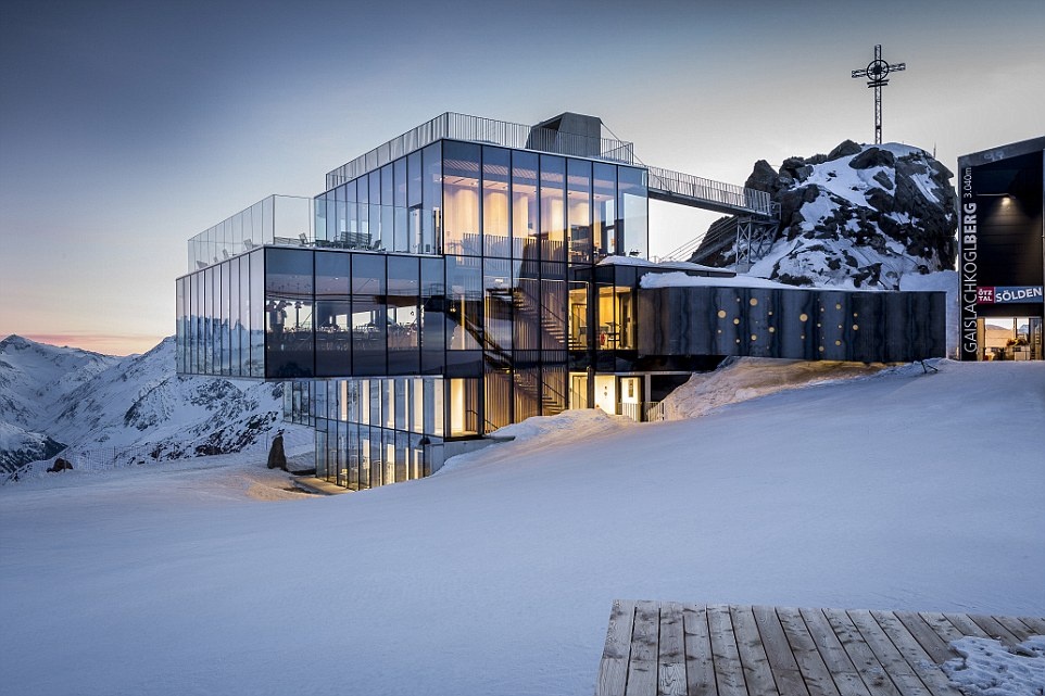 Người xem sẽ khó lòng tập trung vào các pha hành động trước cảnh đẹp thiên nhiên hùng vĩ nơi đây. Solden có 3 đỉnh núi cao hơn 3.000 m. Khách sạn Das Central có nhà hàng IceQ xuất hiện trong phim.