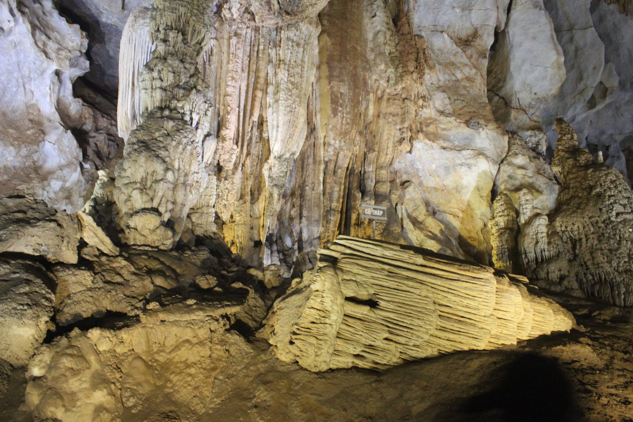 Đến đây, du khách sẽ được chiêm ngưỡng, khám phá bức tranh nghệ thuật tự nhiên đẹp lung linh, kỳ vĩ từ măng đá, thạch nhũ mang dáng dấp đặc thù đến kỳ ảo như tấm rèm che, tượng phật Quan Âm, mái nhà Roong, Tháp Liên Hoa.