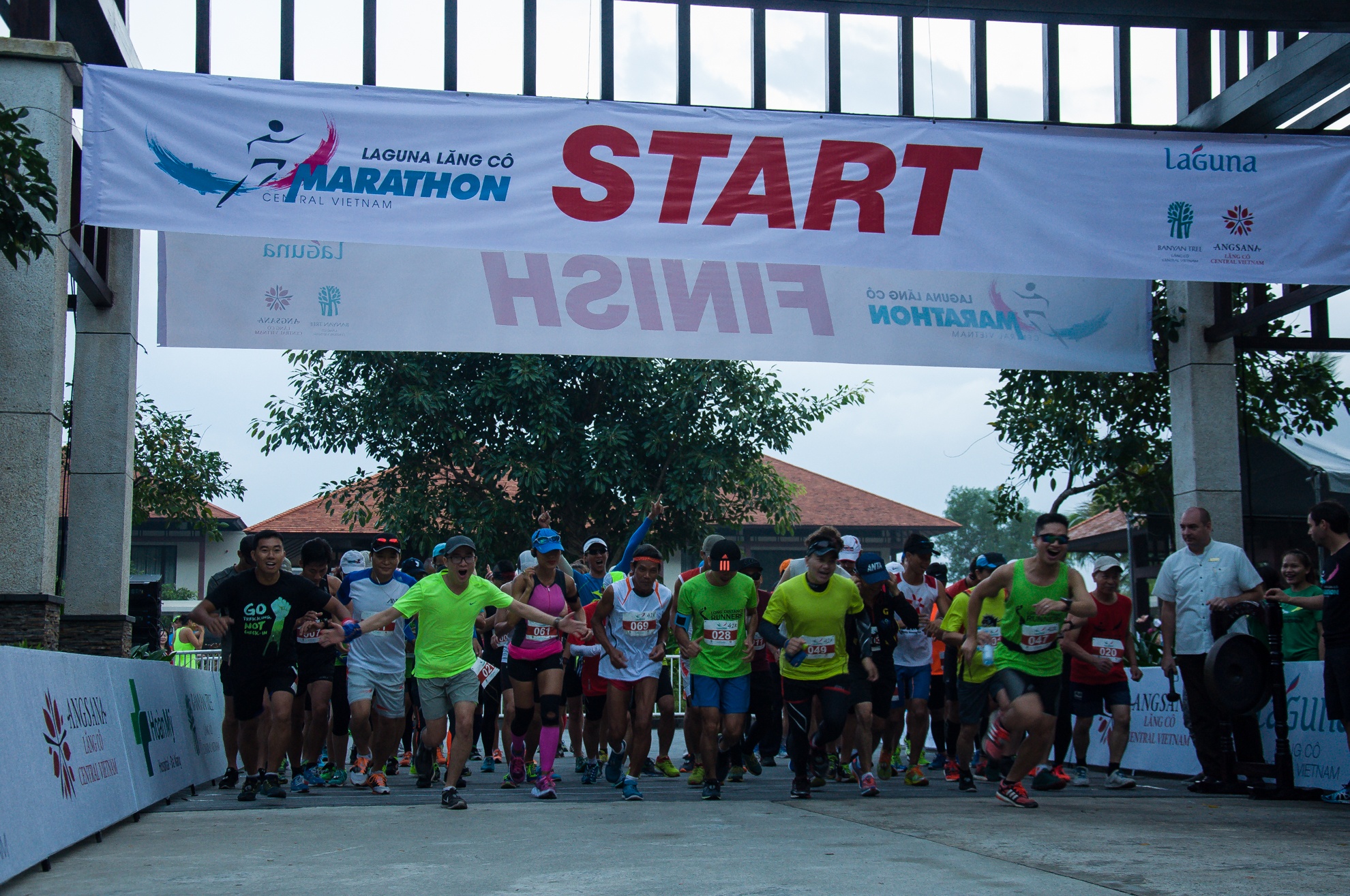 Ảnh 1: Ngày thứ bảy 24/10 là ngày hội vui dành cho các nhóm bạn và gia đình với các chặng đua ngắn 10km, chạy vì cộng đồng 5km và chặng 2km cho trẻ em. Ngày hôm nay chủ nhật 25 tháng 10 là ngày tranh đấu của hai chặng marathon 42km và bán marathon 21km.