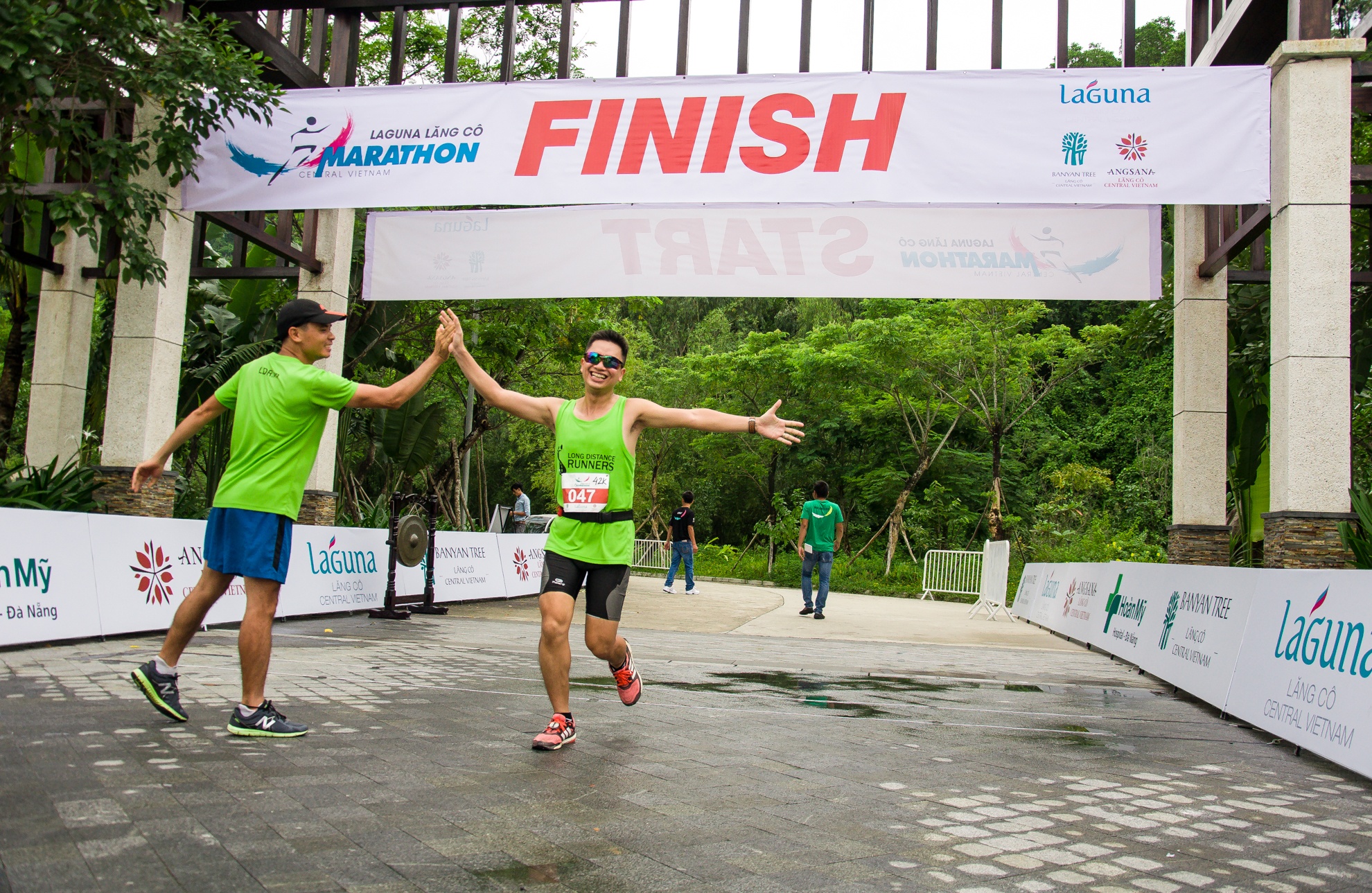 Ảnh 14: Kết thúc chặng đường marathon 42km thể hiện được ý chí quyết tâm của các thí sinh. Đây cũng sẽ là một kỷ niệm khó quên đối với họ.