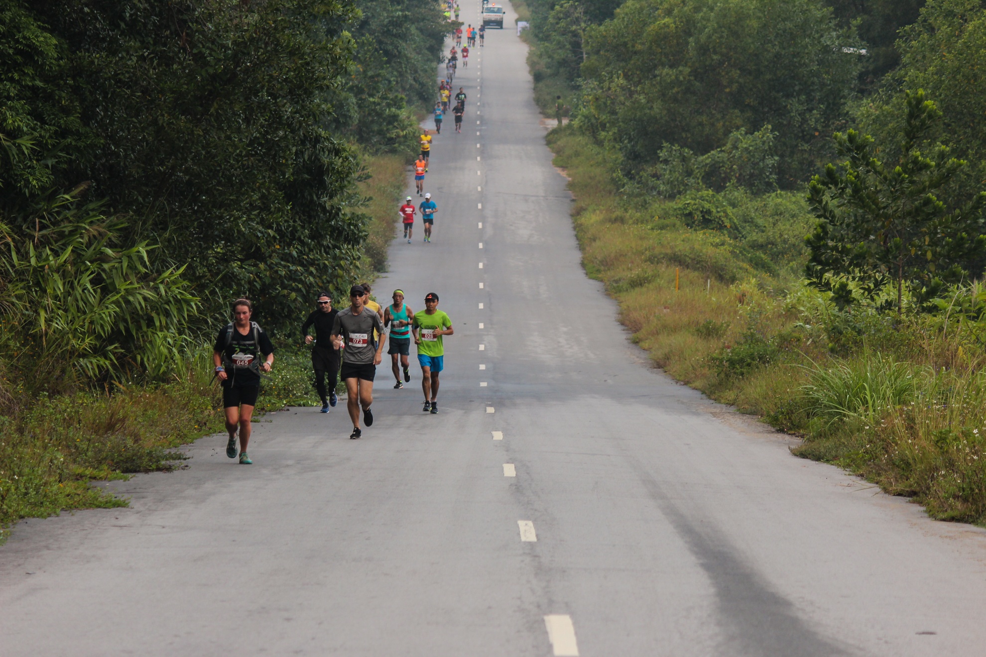 Ảnh 2: Mặc dù lần đầu tiên tổ chức ở Việt Nam nhưng Laguna Lăng Cô Marathon vẫn thu hút được nhiều người tham gia.