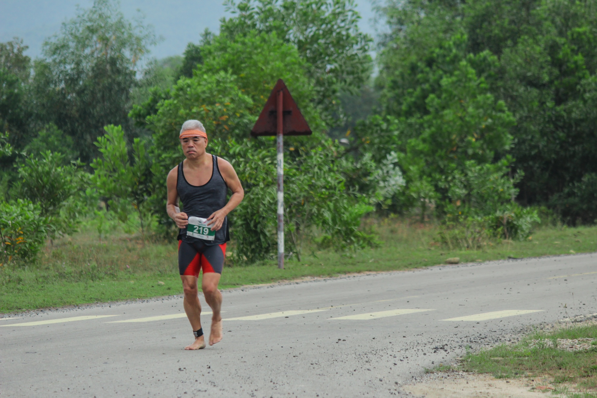 Ảnh 7: Vận động viên “cao tuổi” này chạy bằng chân đất không cần giày.
