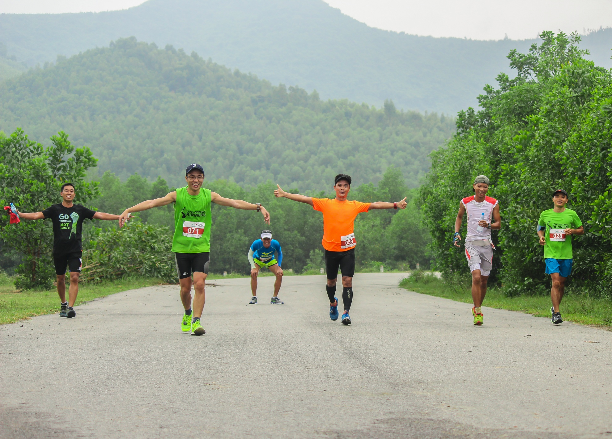 Ảnh 8: Các vận động viên vui đùa trên những con đường băng qua đồng ruộng bao quanh giữa núi đồi của xứ Huế.