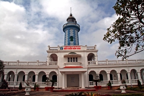 Song cham tren dao Hon Dau hinh anh