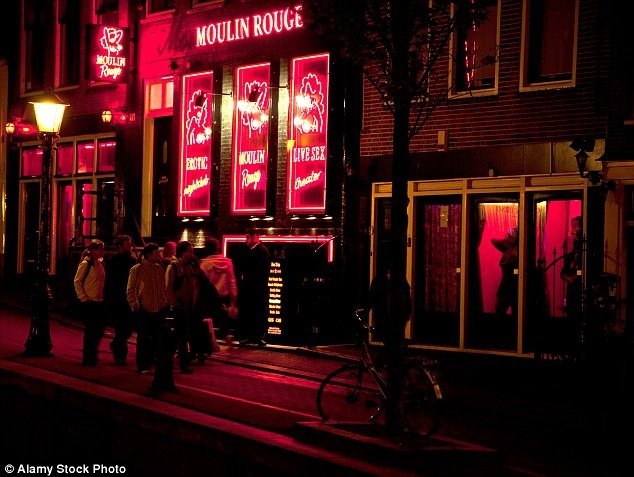 Đừng chụp ảnh các phụ nữ trong cửa sổ ở quận đèn đỏ tại Amsterdam: Những phụ nữ ăn mặc mát mẻ đứng tạo dáng ở các cửa sổ kính lớn tại quận đèn đỏ giống như “quảng cáo” cho các khách hàng. Nếu tới đây, du khách không được phép chụp ảnh họ. Điều này bị cấm và bạn sẽ gặp rắc rối nếu cố tình vi phạm.