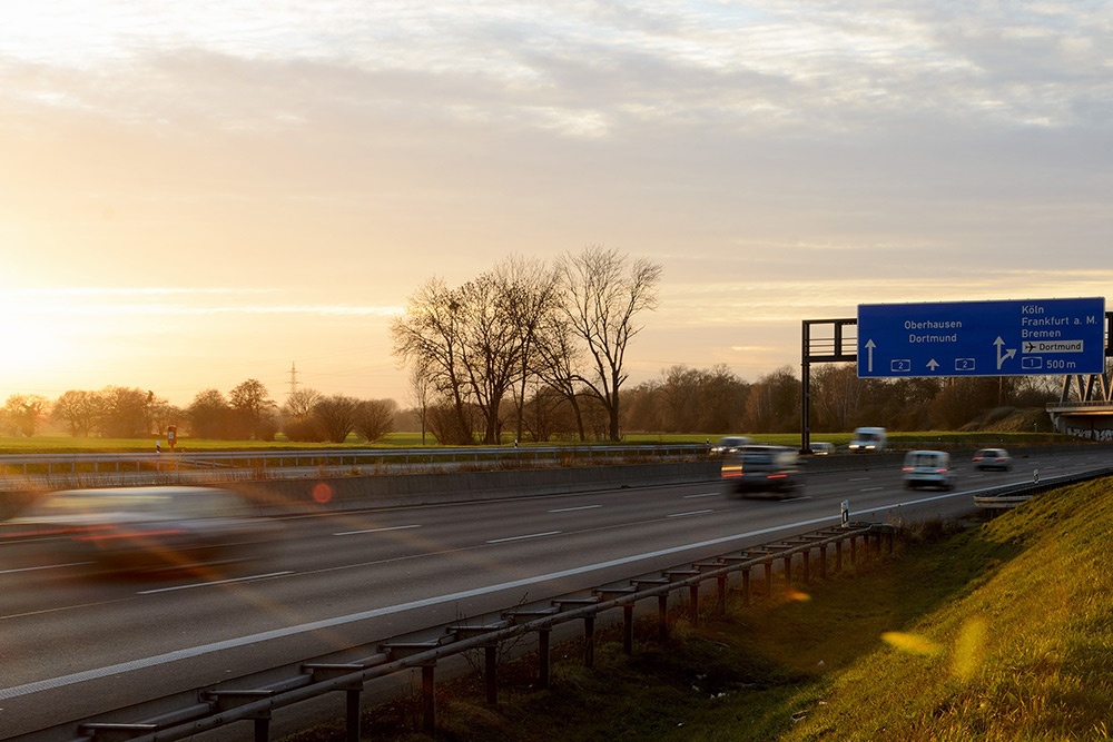 Đừng để xe hết xăng trên đường cao tốc Đức: Quốc gia này có nhiều điều luật khiến du khách nào không tìm hiểu kỹ rất dễ vi phạm. Nếu thuê xe tự lái, du khách nên chú ý đến mình xăng của mình vì chính phủ đã ban luật cấm dừng khi không cần thiết trên đường cao tốc (trong đó hết xăng bị coi là phạm luật). Ảnh: Urbanful.