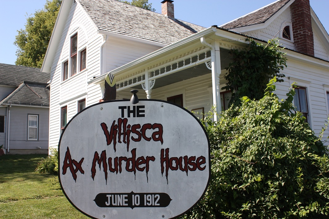 2. Nhà Villisca (Iowa, Mỹ): Sau vụ sát hại gia đình Borden vào năm 1892, nhà của họ và cũng là hiện trường vụ án được cải tạo thành một nhà nghỉ. Gia đình Moore đã mua lại nơi này năm 1912, mời hai người bạn nữa tới nghỉ đêm tại đây. Tối hôm đó, toàn bộ người có mặt trong căn nhà đã bị giết chết bằng rìu và không thể tìm ra thủ phạm. Bất an bao trùm khu vực suốt nhiều năm và người dân tránh xa ngôi nhà. Những người tới đây cho biết đã thấy đèn bay, những giọng nói ví ẩn và đồ vật tự di chuyển. Nếu đủ can đảm, bạn có thể đăng ký các tour du lịch tới đây, thậm chí là ở qua đêm. Ảnh: Iowagirlonthego.