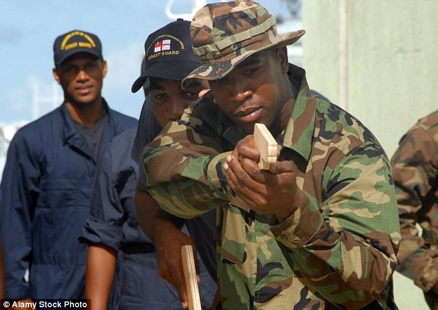 Không mặc đồ rằn ri ở Barbados: Quần áo rằn ri được các khách du lịch bụi yêu thích vì sự tiện dụng, bền bỉ và phong cách. Tuy nhiên, ở Barbados, việc mặc đồ rằn ri là phạm pháp. Điều này áp dụng cả với trẻ em. Chỉ có lực lượng quốc phòng của Barbados mới được mặc kiểu quần áo này.