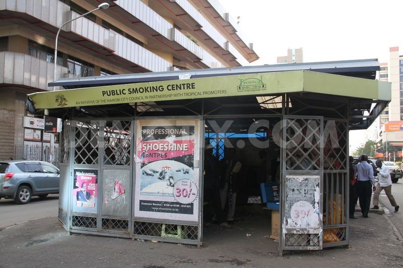 Chỉ hút thuốc tại các khu vực theo quy định ở Kenya: Quốc gia này có quy định nghiêm ngặt về nơi được phép hút thuốc. Du khách không được hút thuốc ở các trung tâm mua sắm, nhà hàng hay thậm chí ở ngoài trời tại khu vực không có biển báo cho phép. Những người bị bắt gặp sẽ phải đóng tiền phạt hoặc thậm chí là ngồi tù. Ảnh: Avinets.