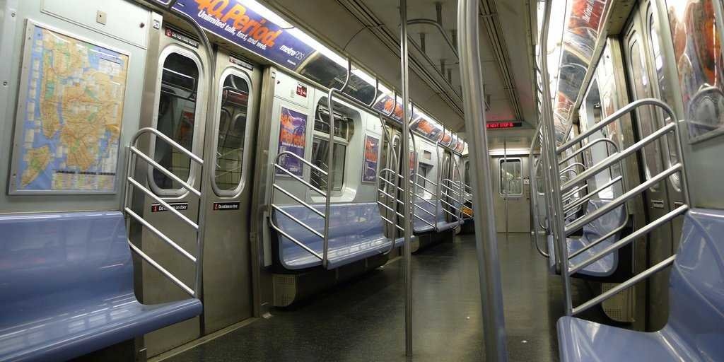 Đừng lên khoang tàu trống ở New York, Mỹ: Hệ thống tàu điện ngầm khá tiện dụng cho du khách khi tham quan New York. Tuy nhiên, nếu có một khoang tàu vắng bóng người trong giờ cao điểm thì hẳn khoang đó có vấn đề, ví dụ như không có điều hòa hoặc sàn tàu đầy nước tiểu. Du khách cũng chú ý không nên vào khoang không có người khi đã khuya để đảm bảo an toàn cho bản thân. Ảnh: Businessinsider.