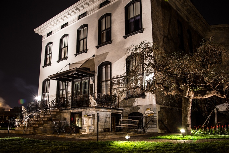 5. Dinh thự Lemp (Missouri, Mỹ): Dinh thự này được tạp chí Life đánh giá là một trong những ngôi nhà ma ám đáng sợ nhất nước Mỹ vào thập niên 80, với các hoạt động siêu nhiên như đồ vật tự chuyển động, nhiều người nghe thấy những tiếng thì thầm. Dinh thự Lemp có một lịch sử bi thảm. Gia đình William Lemp là những người đầu tiên sống ở đây. Bốn thành viên của gia đình này đã tự sát, trong đó có 3 người chết ở dinh thự. Nhiều người tin rằng hồn ma của họ không chỉ đeo bám những ai sống ở đây, mà còn khiến họ trở nên tuyệt vọng và tìm cách kết liễu mạng sống của mình. Ảnh: Sublunar.