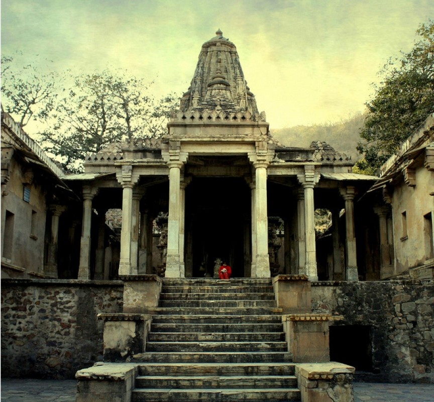 7. Pháo đài Bhangarh (Rajasthan, Ấn Độ): Cục khảo sát khảo cổ Ấn Độ đặt trụ sở cách pháo đài cổ này khoảng 1 km và đã cấm du khách vào đây lúc trời tối. Theo truyền thuyết địa phương, một phù thủy độc ác đã nguyền rủa thị trấn sau khi bị người tình sống trong pháo đài này bỏ rơi. Sau đó, cả khu vực chìm vào bệnh dịch và chiến tranh, cuối cùng bị bỏ hoang vào đầu thế kỷ 18. Những người từng tới đây đều cho biết họ cảm thấy buồn bã và khó chịu cho tới khi rời khỏi pháo đài.