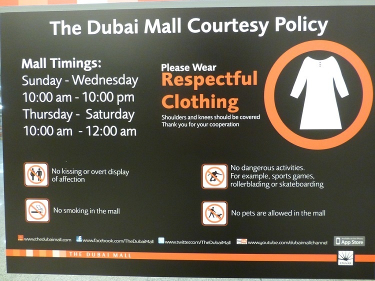 Đừng hôn nhau ở nơi công cộng tại Dubai: Do các quy định của đạo Hồi, du khách đến Dubai sẽ bị phạt, thậm chí là tống giam, nếu uống rượu hoặc ở chung phòng khách sạn khi chưa kết hôn. Các cặp đôi đã kết hôn có thể nắm tay, nhưng việc ôm hôn nơi công cộng bị coi là bất lịch sự. Ảnh: Womens-diary.