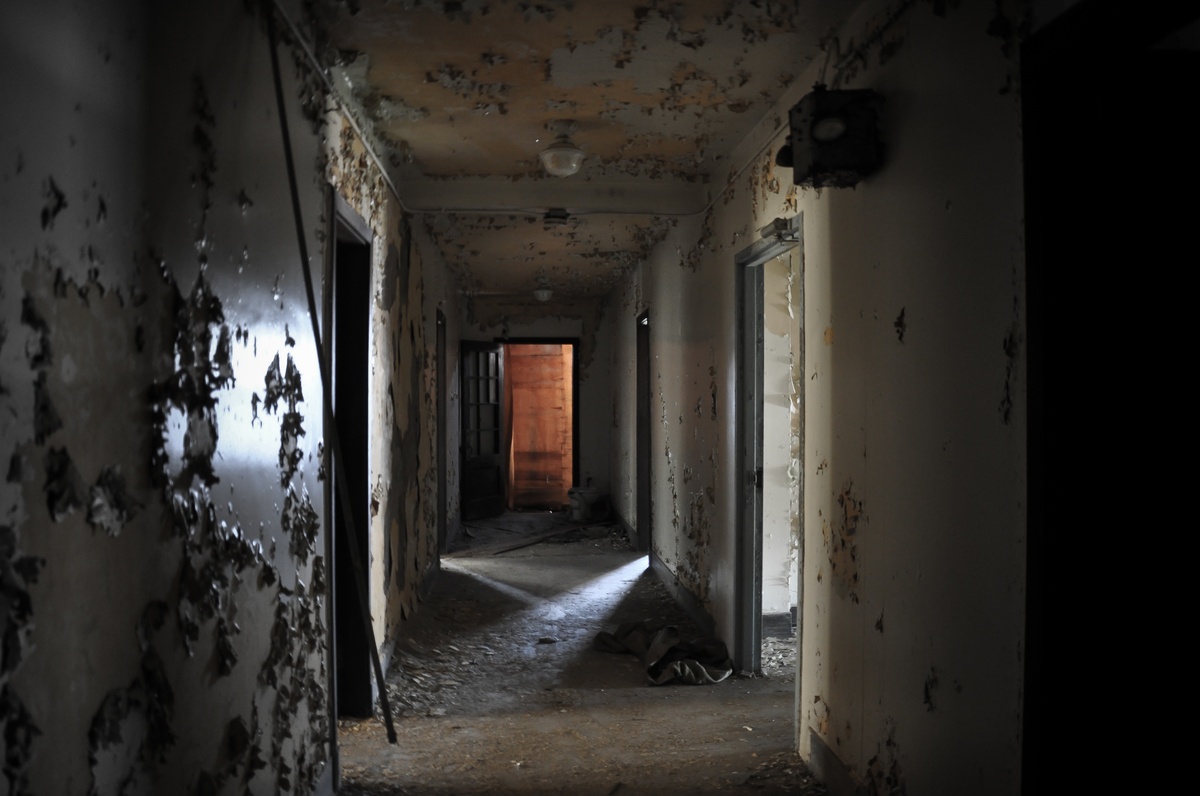 3. Dinh thự Hooley (Texas, Mỹ): Khách sạn Hooley ở Texas bị điều tra vào những năm 1970 khi những khách du lịch bụi hay khách qua đường nghỉ đêm ở đây bị sát hại. Một loạt vụ án mạng đã xảy ra tại khách sạn khiến người dân địa phương tin rằng nơi đây bị nguyền rủa, hoặc ma quỷ đã nhập vào khách ở và khiến họ ra tay. Các điều tra viên cho biết một số ảnh chụp ngôi nhà nay đã bị bỏ hoang này có ảnh vũng máu hay bóng đen bí ẩn xuất hiện. Ảnh: Ninosrealtynews.