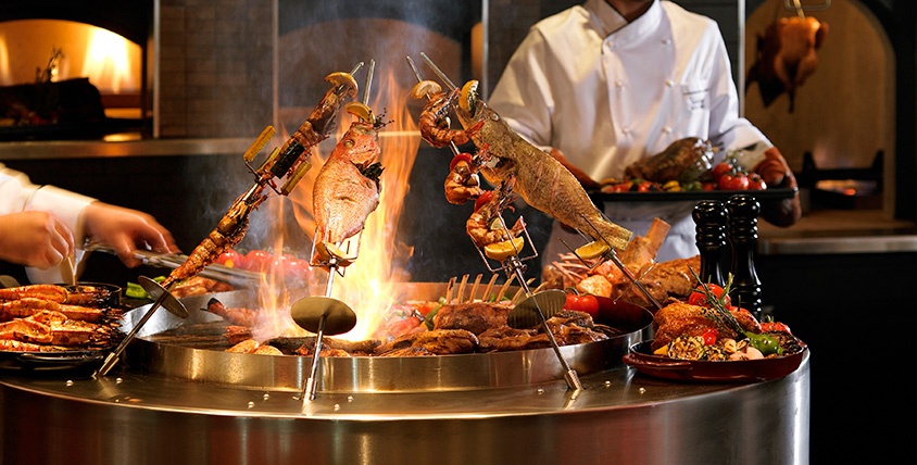 Ngoài những món buffet kiểu Ấn, hoa quả tươi, đầu bếp thịt nướng đặc biệt, du khách còn có thể thử kebab, mezzeh, pizzeria và các món điểm tâm Trung Quốc. Hãy nhớ đừng ăn quá no để thưởng thức các món tráng miệng phong phú.