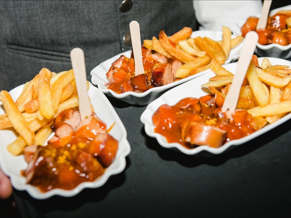 Currywurst (Đức): Xúc xích lợn đặc biệt của Đức được hấp chín, sau đó rán hoặc nướng, rưới nước sốt cà ri (làm từ tương cà trộn bột cà ri) và ăn cùng khoai tây chiên.