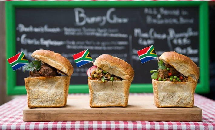 Bunny chow (Nam Phi): Món ăn này gồm nửa ổ bánh mì bỏ ruột, cho thêm cà ri gà hoặc cừu, và nhiều nguyên liệu khác. Bunny chow có xuất xứ từ Ấn Độ, nhưng đã trở thành món ăn đường phố nổi tiếng của vùng Durban ở Nam Phi.