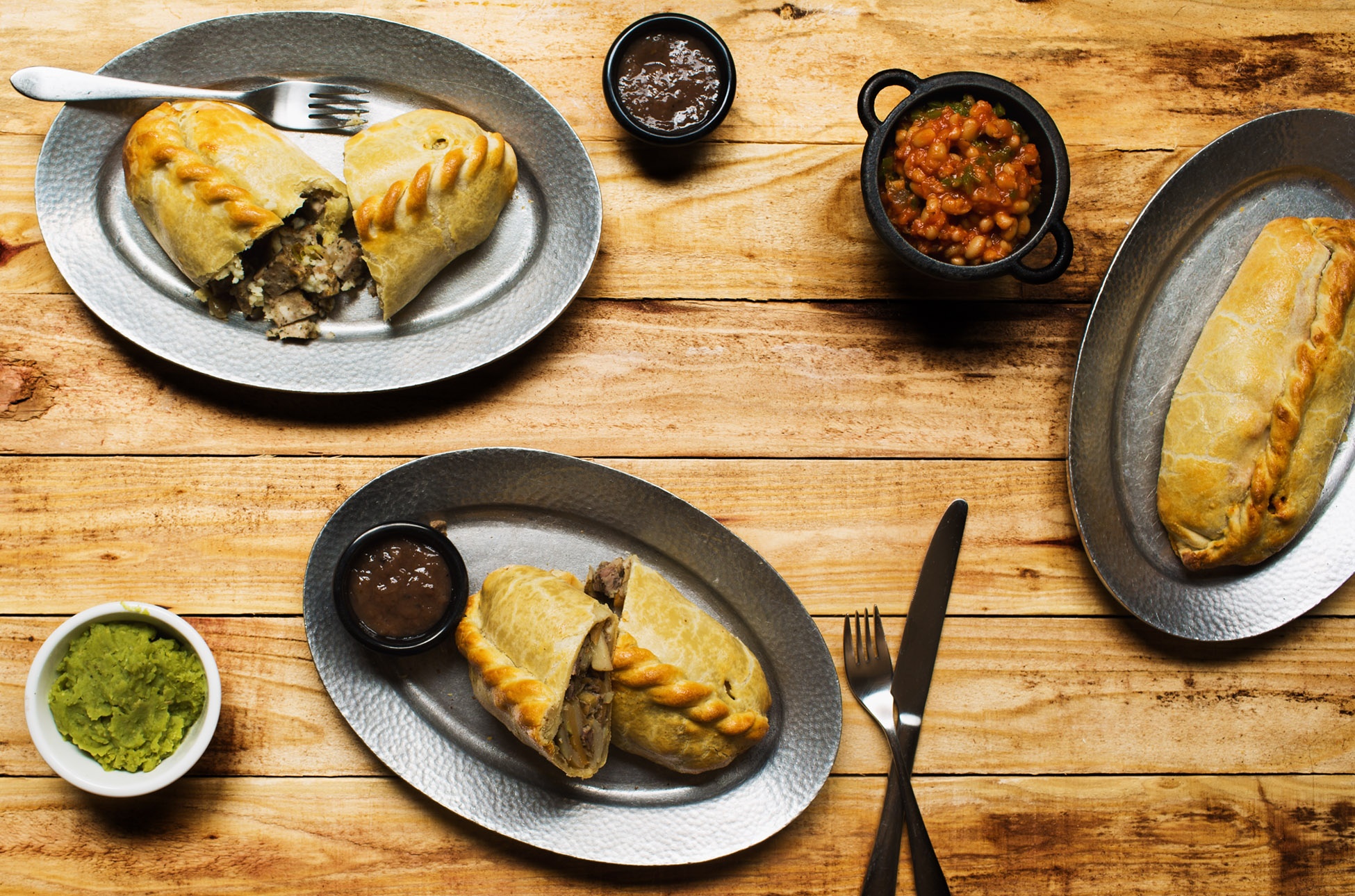 Bánh nhân thịt Cornwall (Anh): Trước kia, đây là món ăn của thợ mỏ vùng Cornwall. Theo truyền thống, bánh được làm từ 4 nguyên liệu: khoai tây, củ cải, hành và thịt bò, được bọc trong lớp vỏ bột mì. Bánh được nướng cho tới khi vỏ ngoài có màu vàng, nhân thịt bò chín mềm tỏa mùi thơm đặc biệt.  Ảnh: Anthony Mair.