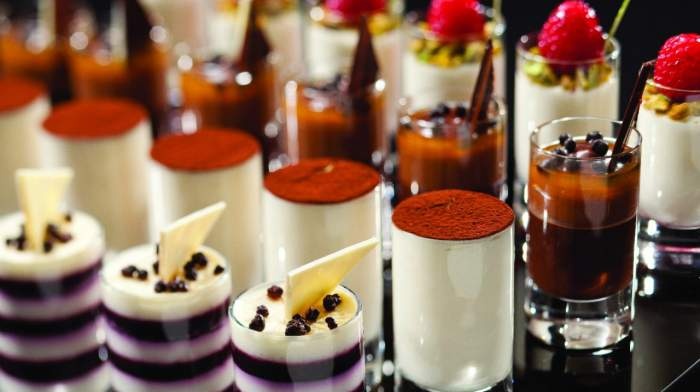 Các khu món ăn nước ngoài có đủ thứ, từ điểm tâm, phở, souffle, tới cà ri Thái... Nếu còn có thể ăn được nữa, du khách nên ghé qua khu buffet đồ ngọt với kem hoa quả, macaron, bánh quy và bánh ngọt.  Ảnh: Caesars.